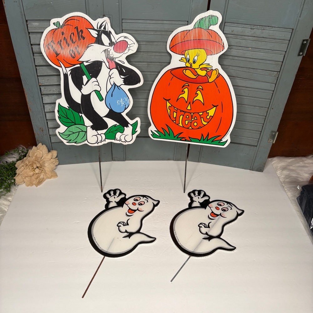Vintage Warner Bros Halloween TRICK OR TREAT Yard Signs Ghosts Tweety Bird Cat